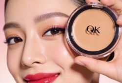 高清美妆产品宣传图，画面核心是品牌为QK的化妆品，一位面容精致的年轻美女出镜，构图平衡美观，光线柔和自然，画质清晰，适合商业宣传使用，每张图片单独成图，不拼图，不分屏